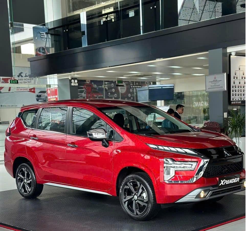 So sánh Xpander và Limo Green chi tiết: Chọn MPV xăng hay điện? - mitsubishi xpander premium màu đỏ