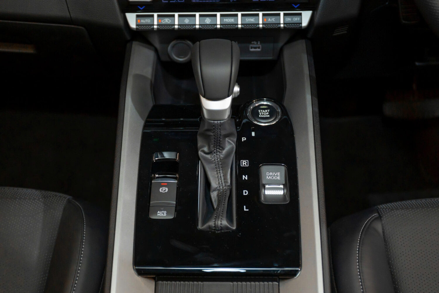 Cần số Mitsubishi Destinator với vị trí L và nút Ds