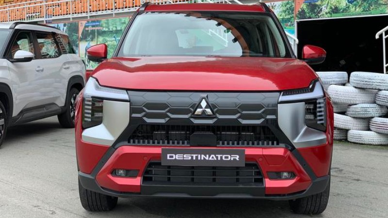 Dau xe Mitsubishi Destinator Premium - Can truoc cung mau than xe