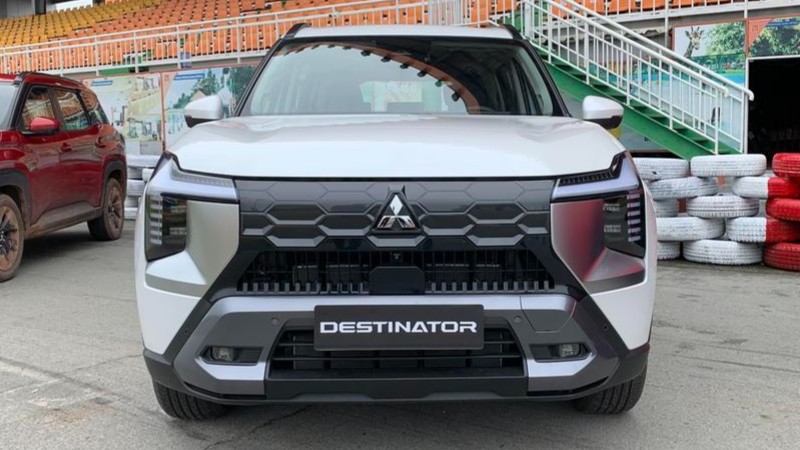 Dau xe Mitsubishi Destinator Ultimate - Can truoc mau xam khoi the thao