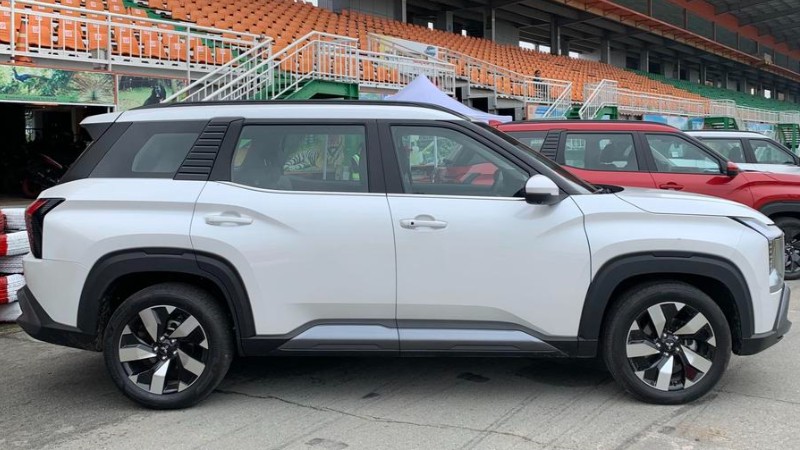 Than xe Mitsubishi Destinator Ultimate - Mam phay xuoc 2 mau, op xam bac