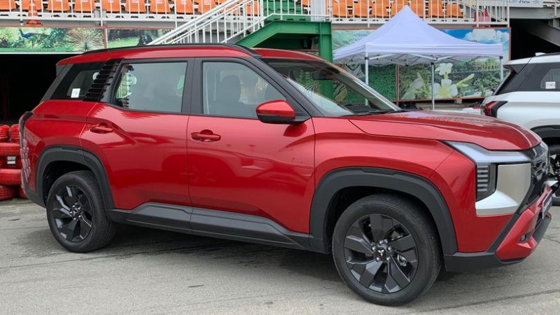 Than xe Mitsubishi Destinator Premium - Mam 1 tong mau, op den