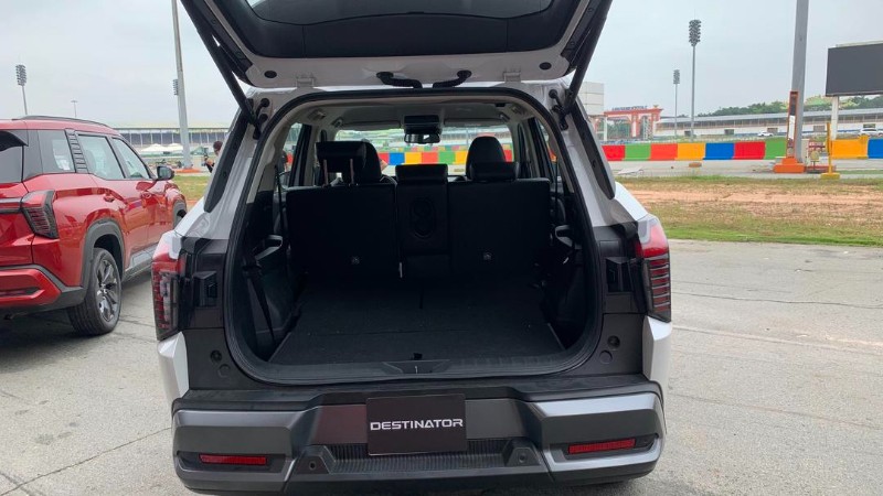 Duoi xe Mitsubishi Destinator Ultimate - Cop dien da cop, can xam