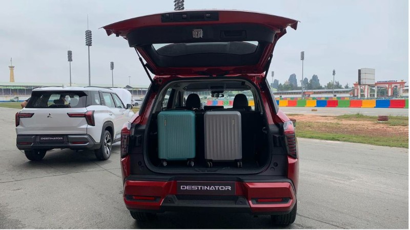 Duoi xe Mitsubishi Destinator Premium - Cop co, can cung mau