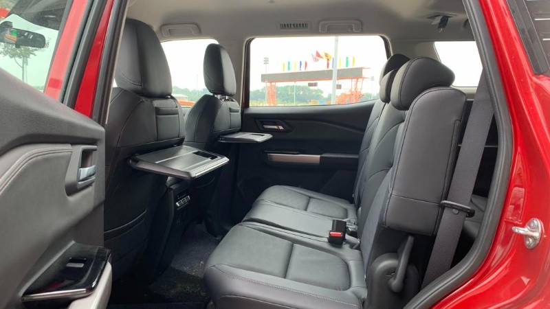 Hang ghe thu 2 Mitsubishi Destinator Premium - Ghe da mau Xam/Den