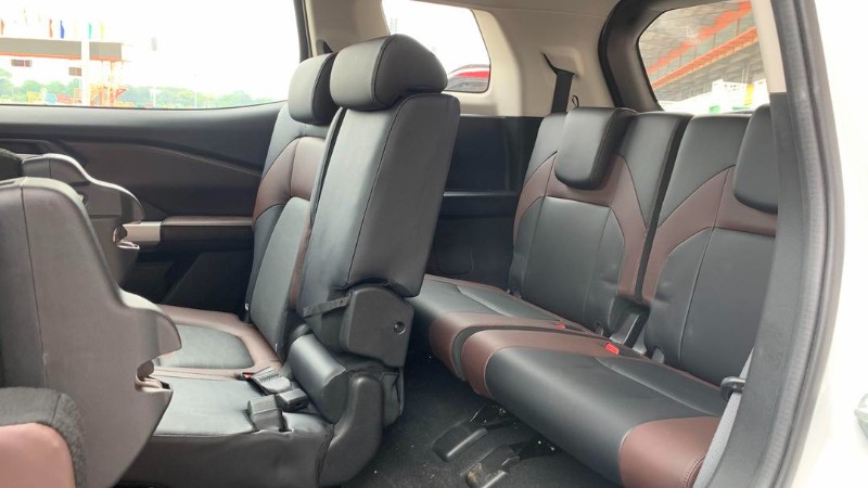 Hang ghe thu 3 Mitsubishi Destinator Ultimate - Cong sac 12V tien loi